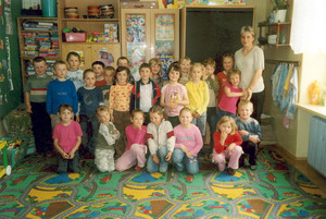 61.  Fot. Danuta Tasiemka. Stare Bojanowo, uczniowie zerówki w swojej klasie z nauczycielką religii Aurelią Turek. Na zdjęciu pierwszy rząd od prawej: Mikołaj Mocek, Magdalena Hampel, Wiktoria Lisiak, Monika Przybylska, Zuzanna Szczerbal, Klaudia Frąckowiak, Patrycja Lisiak. Drugi rząd od prawej: Iga Kozica, Marlena Mikołajczak, Patrycja Wojtkowiak, Łukasz Rusiecki, Malwina Kokornaczyk, Bartosz Kaszubski, Mateusz Wawrzyniak. Rząd trzeci od prawej: nauczycielka Aurelia Turek, Dominika Konopka, Hubert Jęcikowski, Natalia Repak, Sylwia Dąbkowska, Kamil Ruta (ukryty za Malwiną Kokornaczyk), Jakub Kamieniarz, Damian Bock i Grzegorz Lisowski.