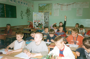 62. Fot. Anna Dybska – nauczyciel matematyki. Stare Bojanowo, klasa IVa Zespołu Szkół Samorządowych w czasie lekcji matematyki. Pierwsza ławka od lewej: Mateusz Ławniczak, Bartosz Kwiatek, Jakub Frąckowiak, Daniel Wojtkowiak. Druga ławka od lewej: Kacper Nadolny, Jakub Kużdowicz, Jarosław Wasiak, Mateusz Przybył. Trzeci rząd od lewej: Maciej Kular, Dominik Zamelski. Ostatnie ławki od lewej: Olga Kozica, Zuzanna Frydrych, Alicja kobczyk, Żaneta Rusiecka, Joanna Maćkowska, Daria Józefczak. 