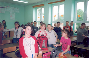 63. Fot. Anna Dybska. Stare Bojanowo, klasa IVa  Zespołu Szkół Samorządowych po lekcji matematyki. Od lewej: Agnieszka Kokonarczyk, Jagoda Szczerba, Karolina Kusy, Mateusz Ławniczak, Bartosz Kwiatek. Drugi plan od lewej: Kacper Nadolny, Daria Józefczak, Maciej Kular, Jakub Kużdowicz, Jarosław Wasiak, Mateusz Olejnik. Z tyłu z lewej: Zuzanna Frydrych, Joanna Maćkowska, Mateusz Mania. 