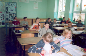 64. Fot. Aneta Stachowiak. Stare Bojanowo, Zespół Szkół Samorządowych. Klasa Vb na lekcji matematyki prowadzonej przez Annę Dybską. Pierwszej ławce od lewej: Izbaela Stephan, Agnieszka Gędoś. Druga ławka: Joanna Jankowska. Trzecia ławka: Joanna Frąckowiak.