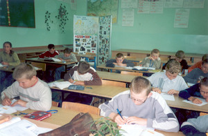 65. Fot. Aneta Stachowiak. Stare Bojanowo, Zespół Szkół Samorządowych. Klasa Vb na lekcji matematyki prowadzonej przez Annę Dybską. W pierwszej ławce od lewej: Sławomir Berthold i Adrian Biały. Druga ławka: Tomasz Gbiorczyk, Kamil Przybylski i Mateusz Małczyński. 