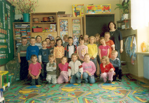 66. Fot. Aurelia Turek. Stare Bojanowo, uczniowie zerówki w swojej klasie z wychowawczynią Danutą Tasiemską. Na zdjęciu pierwszy rząd od prawej: Mikołaj Mocek, Magdalena Hampel, Wiktoria Lisiak, Monika Przybylska, Zuzanna Szczerbal, Klaudia Frąckowiak, Patrycja Lisiak. Drugi rząd od prawej: Iga Kozica, Marlena Mikołajczak, Patrycja Wojtkowiak, Łukasz Rusiecki, Malwina Kokornaczyk, Bartosz Kaszubski, Mateusz Wawrzyniak. Rząd trzeci od prawej: nauczycielka Aurelia Turek, Dominika Konopka, Hubert Jęcikowski, Natalia Repak, Sylwia Dąbkowska, Kamil Ruta (ukryty za Malwiną Kokornaczyk), Jakub Kamieniarz, Damian Bock i Grzegorz Lisowski.