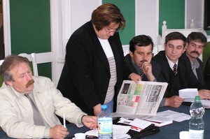 67. Fot. Paweł Sałacki. Czempiń, sesja Rady Miejskiej. Radna Renata Kisilewicz-Plackowska komentuje relację z poprzedniej sesji opublikowaną w Gazecie Kościańskiej.