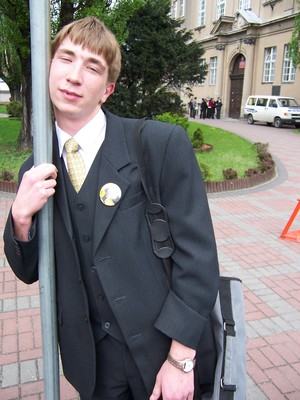 71. Fot. Karina Jankowska. Kościan, przed I Liceum Ogólnokształcącym. Maturzysta Marcin Jurga po egzaminie z języka angielskiego