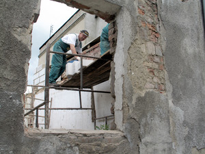 Godzina  11.27,  ulica Nacławska w Kościanie. Podejrzana przez ,,okno” firma budowlana Gemat ze Stęszewa.