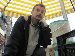 Kościan osiedle Jagiellońskie – Karol Szymański w odwiedzinach na straganie warzywnym. Godzina 14.45.