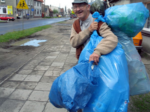 Granica Kościana i Kiełczewa,  godz. 13.58 - Antoni Chudziński  idzie do skupu złomu i makulatury sprzedać zbiór plastikowych butelek. Dorabia tak do emerytury.