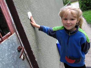 Sepienko godzina 15.34. Weronika pod drzwiami do jedynego sklepu we wsi (sołtysa). Przyszła po wafelka ,,Grześki'' dla młodszej siostry Kingi. Sklep otwierany jest ,,na życzenie'' (dzwonek).