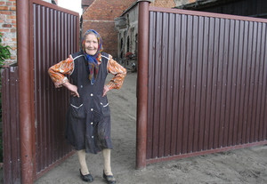 Łagiewniki – główna ulica we wsi. Godzina 15.45. Szwędający się po wsi fotoreporter wzbudził zainteresowanie... 