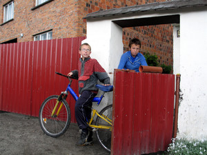 Łagiewniki, godzina 15.50. Adrian i Mikołaj Rydzewscy schronili się pod daszkiem nad wejściem do rodzinnego domu.  Pada. 