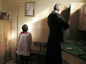 Śmigiel, kościół parafialny pod wezwaniem św. Stanisława Kostki, 17.20 -17.29. Przygotowania do mszy (wikariusz Marcin Jóźwiak).