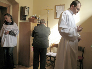 Śmigiel, kościół parafialny pod wezwaniem św. Stanisława Kostki, 17.20 -17.29. Przygotowania do mszy (wikariusz Marcin Jóźwiak).