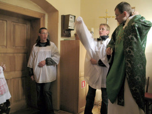 Śmigiel, kościół parafialny pod wezwaniem św. Stanisława Kostki, 17.20 -17.29. Przygotowania do mszy (wikariusz Marcin Jóźwiak).