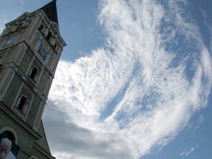 Wieża kościoła św. Stanisława Kostki w Śmiglu. Godz. 17.35.