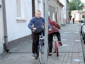 Na rozjeździe. Ulica Jana Matejki w Śmiglu. Godz. 17.40.