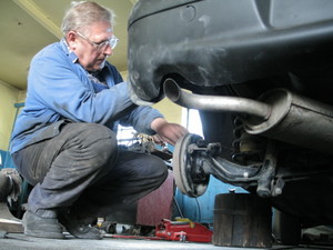 Godzina 18.12. Tadeusz Drgas, właściciel firmy Mechanika i Blacharstwo Pojazdowe w Śmiglu  montuje nadkole reperowanego samochodu.