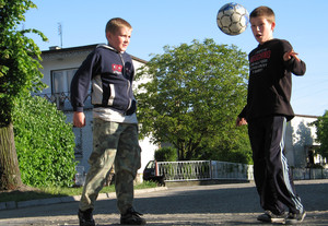 Godz. 18.53, Śmigiel, ulica Ojca Świętego Jana Pawła II. Arnold i Dominik trenują. Za trzy dni otwarcie Mundialu 2006.