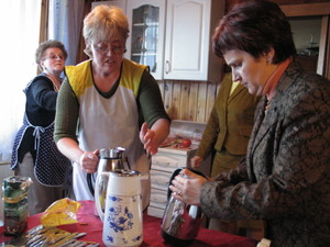 Kuchnia w probostwie parafii św. Stanisława Kostki w Śmiglu. Gorączkowe przygotowania pierwszego  zebrania parafialnych oddziałów Akcji Katolickiej rejonów Śmigiel, Kościan Leszno. Godz. 19.16.