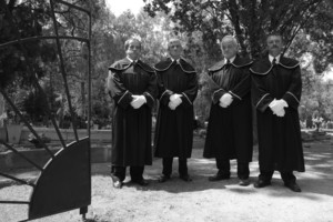 Kościan, Cmentarz Parafialny, godz. 11:56 Pracownicy firmy pogrzebowej przed pogrzebem. Stoją od lewej: Roman Danielczak, Bronisław Mazurczak, Bernard Tonder, Maciej Kazimierczak.