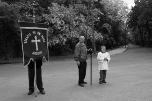 Kościan, przed Cmentarzem Parafialnym, godz. 12:02 Oczekiwanie na rozpoczęcie procesji pogrzebowej.