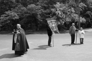 Kościan, Cmentarz Parafialny, godz. 12:03 Ks. Czesław Małycha rozpoczyna pogrzeb p. St. Kazimierczak.