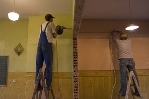 Czempiń, dom parafialny, godz.12:44. Panowie Łukasz Karczmarek i Robert Janicki, elektrycy, zakładają nową instalację podczas remontu. Dotychczas sale te zajmowała szkoła podstawowa, klasy 1 do 3, ale po oddaniu do użytku nowego gimnazjum od września będą pełnić funkcję sal parafialnych dla pracy z m.in. z młodzieżą.