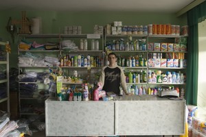 Czempiń, sklep i hurtownia materiałów bhp i środków czystości, godz.12:57 W sklepie w zastępstwie ojca sprzedaje p. Kamil Biernacki.