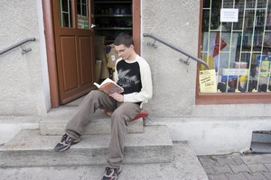 Czempiń, sklep i hurtownia mat. bhp i środki czystości, godz.12:59. Pan Kamil Biernacki studiuje historię na 2 roku na UAM. Korzystając z małego ruchu, braku klientów, uczy się historii Polski.