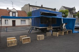 Czempiń, targ, godz. 13:03. Targ się skończył, jest już późno, co chwilę pada. Panowie Dariusz Pilarski, ojciec i syn Marcin oraz Patryk Benar składają stoisko warzywne.