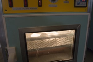 Borowo, Stacja Badawcza PZŁ, godz. 20:02. Ponowne sprawdzenie jak wykluwa się mały orzeł. Otwór się powiększył, ale pełnego wyklucia jeszcze daleko.