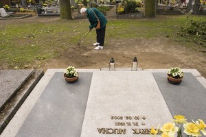 Kościan, stary Cmentarz Parafialny, godz. 11:02. Pani Bożena Miękicka-Muchowa grabi otoczenie grobu swojego męża i jego rodziny. Na cmentarz przyjeżdża taksówką ze względu na słaby stan zdrowia kontynuując opiekę nad grobem, którą zapoczątkował jej mąż Henryk Mucha.