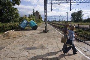 Czempiń, godz. 17:32  Dziewczyny przechodząc przez perony i tory kolejowe skracają sobie drogę do domu. Coraz mniejszy ruch kolejowy i znikoma obsługa dworca PKP pozwalają na takie wyczyny.