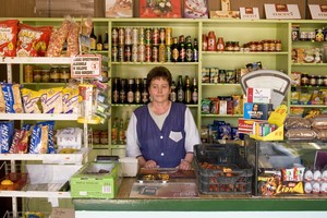 Czempiń, Rynek, godz 15:20 Pani Irena Kaczmarczyk sprzedaje w sklepie spożywczo-monopolowym. W przerwie chodzi do domu ugotować obiad dla rodziny.