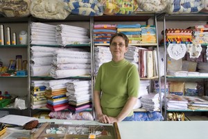 Czempiń, godz:16:47 . Pani Gabriela Marach sprzedaje w sklepie artykułów gospodarstwa domowego. Pracując w handlu od 36 lat obecny okres uważa za najtrudniejszy. Jest towar, którego dawniej nie było, ale za o nie ma klientów, którzy wybierają wielkie markety na tego rodzaju zaku