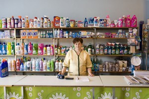 Czempiń, godz:15:47.  W drogerii  gminnej spółdzielni czempińskiej sprzedaje pani Urszula Rymiak. Pracuje od 34 lat, a w handlu od 11 i myśli poważnie o przejściu na emeryturę na podstawie świadczeń przedemerytalnych. Nie ma planów dotyczących wolnego czasu w przyszłości.