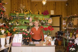 Czempiń, godz:15:41. Kwiaciarnia AZALIA pani Żanety Jaroszyńskiej mieści się już na rynku 16 lat. Nie jest łatwo, gdyż w samym Czempiniu jest aż 5 sklepów tej branży.