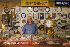 Czempiń, godz.16:39 . Jubiler i zegarmistrz p. Kazimierz Maciejewski prowadzi swój sklep w Czempiniu przeprowadzajac się 1 grudnia 1966 z Poznania.