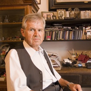 Czempiń, godz.14:26. Znany obywatel i działacz miasta Czempinia Józef Światkiewicz pozuje do zdjęcia na chwilę przed wyjazdem do Kościana na posiedzenie Rady Powiatu.