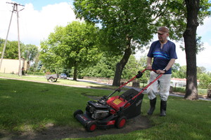 10:25 Edmund Maćkowski kosi przydomowy trawnik w Kopaszewie.
