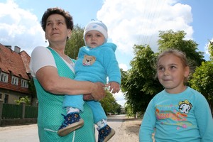 10:53 Pawełek i Alicja z babcią Marią Piotrowską spacerują przed domem. Ich rodzina mieszka w Łuszkowie od lat.