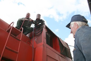 11:47 Wiesław (u góry) i Jan z Rolniczej Spółdzielni Produkcyjnej z Rąbinia robią przegląd bizona przed żniwami.