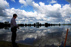 11:23 Paweł Majchrzak w tym roku w jeziorze Zbęchy nie złowił jeszcze ryby. – W przyszłym roku chyba wybiorę się do rybnego – żartuje – bo za wędkowanie płacę 200 złotych, a ryb w jeziorze jak nie ma, tak nie ma.