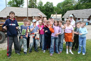 12:37 Dzieci z podstawówki w Górze odwiedziły Soplicowo. Ale najbardziej nie mogły doczekać się paintballu – na strzelaninę wybierały się zaraz do Osiecznej.