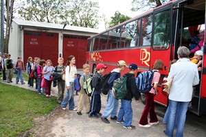 12: Przedszkolaki i uczniowie po zajęciach w Bieżyniu rozjeżdżają się do domów w Zbęchach, Łagowie i Mościszkach.