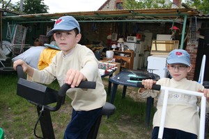 13:03 Bliźniacy Michał i Krystian chodzą do zerówki. Często odwiedzają sklep z używanymi przedmiotami dziadków w Bieżyniu.