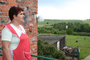 14:02 Krystyna Olejniczak prowadząca gospodarstwo agroturystyczne nawet w czasie deszczu lubi podziwiać widoki, jakie rozciągają się z tarasu jej domu.