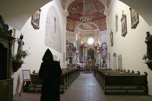 14:36 Jeden z braci benedyktynów idzie otworzyć główne wejście klasztoru w Lubiniu.