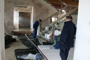 14:46 Kościańska firma Budomont buduje w Krzywinu salę sportowo-rekreacyjną z prawdziwego zdarzenia. Dziś wylewano posadzki, na parkiet pierwsi sportowcy wybiegną we wrześniu.