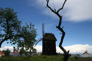 14:57 Przed godziną piętnastą znów zaświeciło słońce. Bocian poddawał się popołudniowej toalecie, a Krzywiński wiatrak w promieniach wiosennego słońca wydawał się piękniejszy niż zwykle.