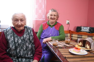 15:25 Najstarsza mieszkanka powiatu 103-letnia Józefa Rataj pije popołudniową kawę z córką w domu w Jerce.